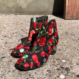 Fun floral black boots! Women’s size 8 with about an inch heel.
